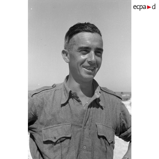 Portrait d'un officier italien interprète dans les rangs allemands ou membre d'une compagnie de propagande allemande.