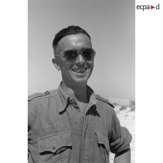 Portrait d'un officier italien interprète dans les rangs allemands ou membre d'une compagnie de propagande allemande.