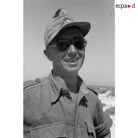 Portrait d'un officier italien interprète dans les rangs allemands ou membre d'une compagnie de propagande allemande.