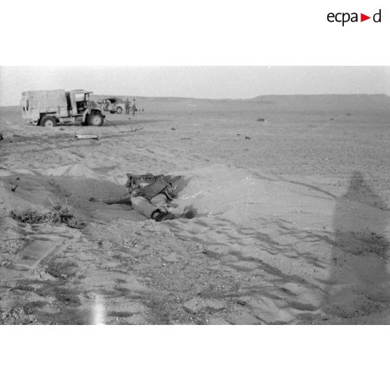 Cadavre d'un membre d'équipage d'un avion américain abattu.