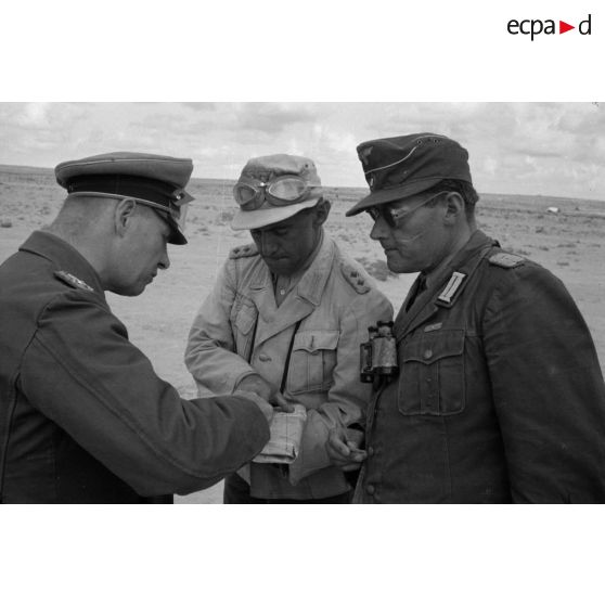 Le maréchal (Generalfeldmarschall) Erwin Rommel remet au colonel (Oberst) Bayerlein la croix allemande en or.