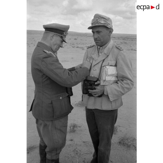 Le maréchal (Generalfeldmarschall) Erwin Rommel remet au colonel (Oberst) Bayerlein la croix allemande en or.