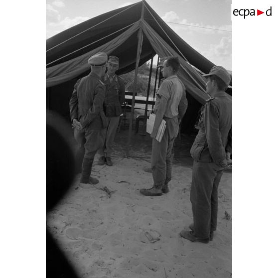 Rommel s'entretient avec un colonel.