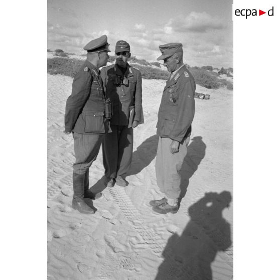 Rommel s'entretient avec un colonel.