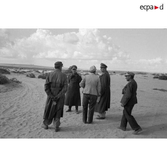 Le maréchal Rommel entouré d'officiers dont le général von Thoma, l'Oberst Westphal et l'Oberst Bayerlein.