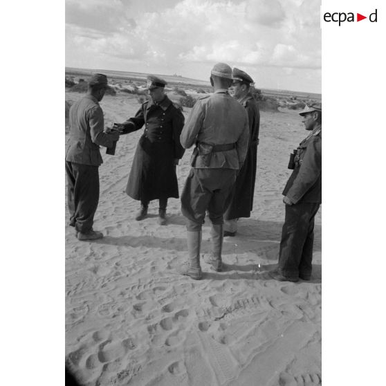 Le maréchal Rommel entouré d'officiers dont le général von Thoma, l'Oberst Westphal et l'Oberst Bayerlein.