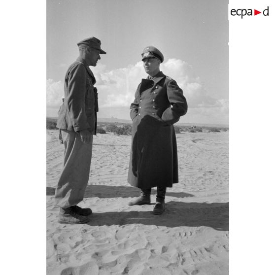 Le maréchal Rommel entouré d'officiers dont le général von Thoma, l'Oberst Westphal et l'Oberst Bayerlein.