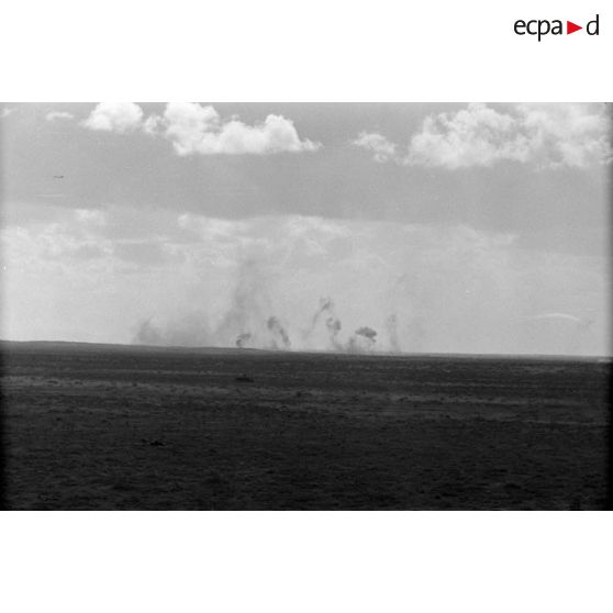Impacts d'artillerie britannique ou allemande dans le désert.