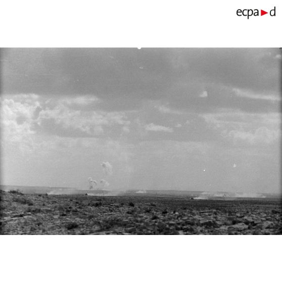 Impacts d'artillerie britannique ou allemande dans le désert.