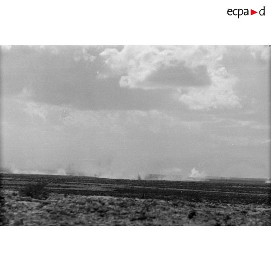 Impacts d'artillerie britannique ou allemande dans le désert.