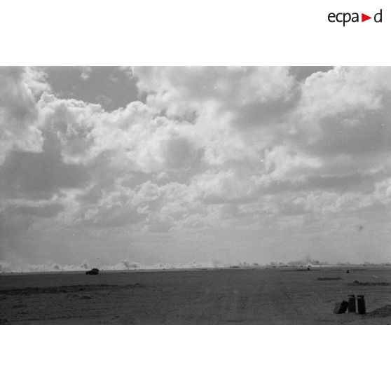 Impacts de tirs dans le désert depuis les lignes allemandes..