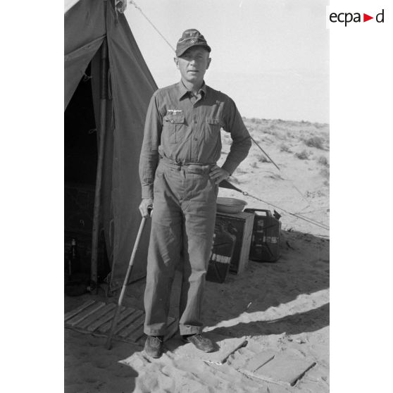 Portrait d'un officier devant une tente.