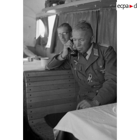 Dans un bus, une réunion d'état-major en présence du colonel (Oberst) Westphal.