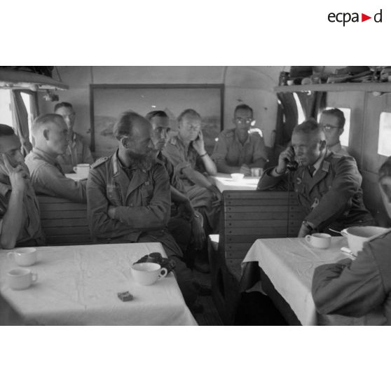 Dans un bus, une réunion d'état-major en présence du colonel (Oberst) Westphal.