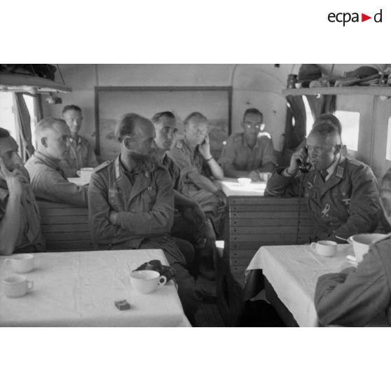 Dans un bus, une réunion d'état-major en présence du colonel (Oberst) Westphal.