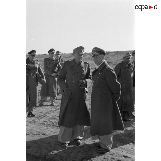 Les maréchaux Rommel et Kesselring discutent, derrière le général (Generalmajor) Gause et le colonel (Oberst) Bayerlein.
