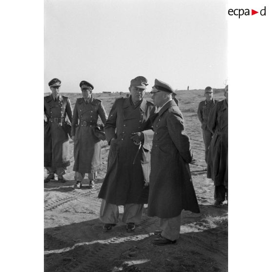 Les maréchaux Rommel et Kesselring discutent, derrière le général (Generalmajor) Gause et le colonel (Oberst) Bayerlein.