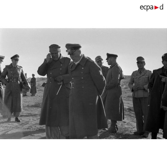 Les maréchaux Rommel et Kesselring discutent, derrière le général (Generalmajor) Gause et le colonel (Oberst) Bayerlein.