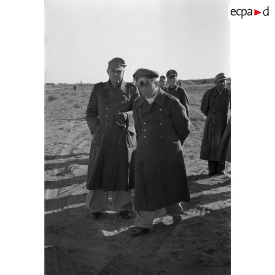 Les maréchaux Rommel et Kesselring discutent, derrière le général (Generalmajor) Gause et le colonel (Oberst) Bayerlein.