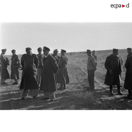 Les maréchaux Rommel et Kesselring discutent, derrière le général (Generalmajor) Gause et le colonel (Oberst) Bayerlein.