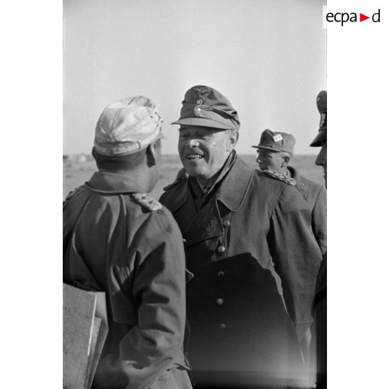 Le maréchal Kesselring discute avec le colonel (Oberst) Bayerlein.