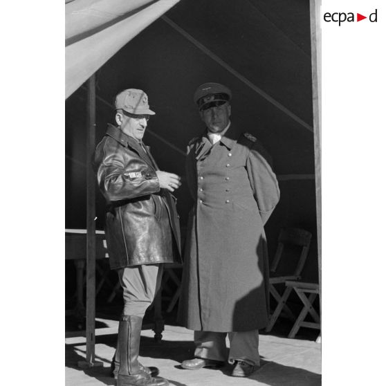 Les maréchaux Cavarello et Rommel conversent à l'abri d'une tente.