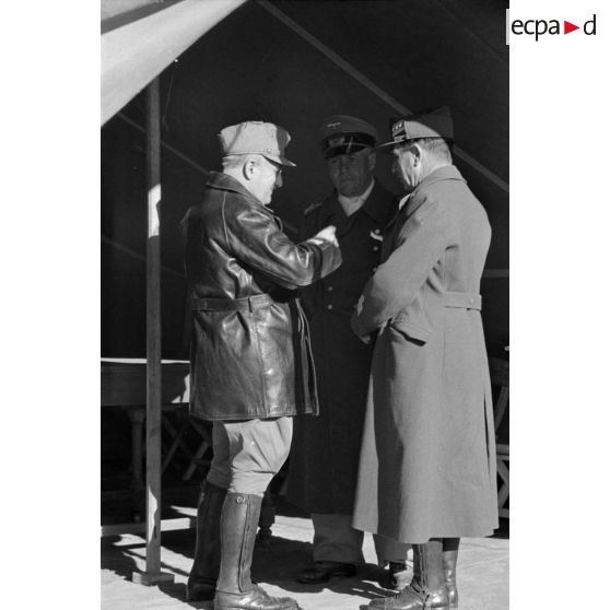 Les maréchaux Rommel, Cavarello et Bastico discutent sous une tente.