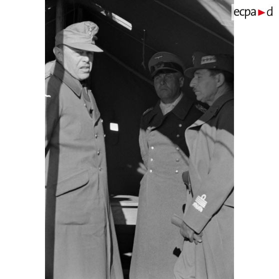 Les maréchaux allemands Kesselring, Rommel et italiens Cavallero et Bastico parlent sous une tente.
