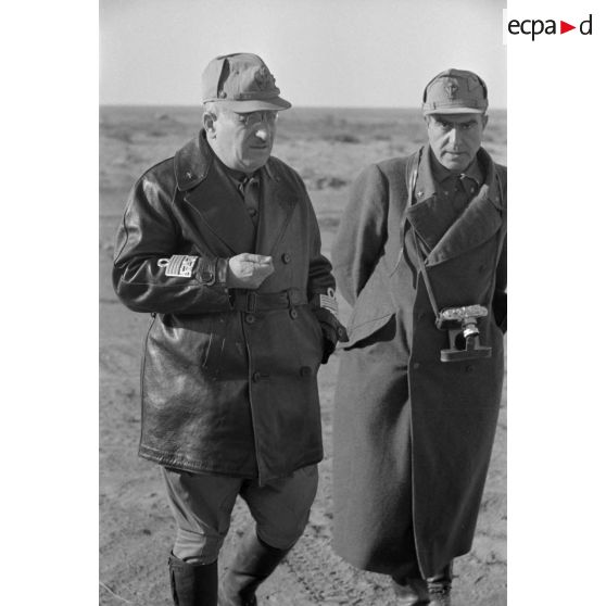 29 Le maréchal Cavarello et un officier italien.