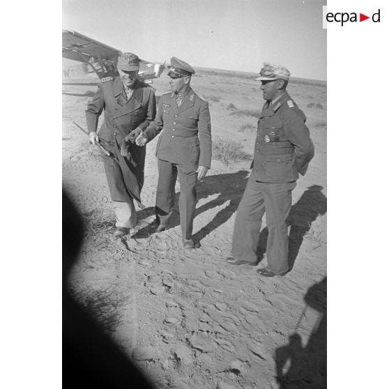 Le maréchal Rommel et le colonel (Oberst) Bayerlein accueillent le maréchal Kesselring à la descente d'un Fieseler 156.