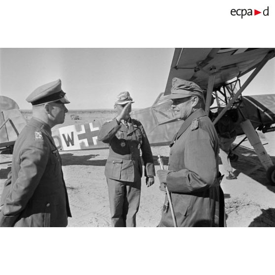 Entretien entre les maréchaux Kesselring et Rommel et l'Oberst Bayerlein. Départ du maréchal Kesselring.