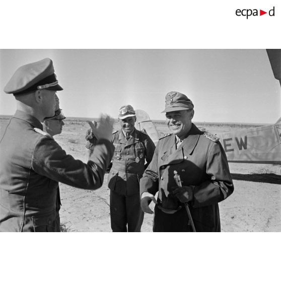 Entretien entre les maréchaux Kesselring et Rommel et l'Oberst Bayerlein. Départ du maréchal Kesselring.