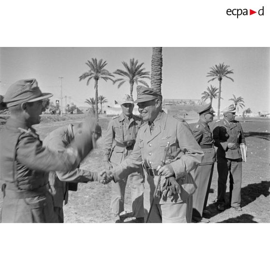 Le maréchal Kesselring salue des officiers. A l'arrière-plan, le maréchal Rommel et l'Oberst Bayerlein.