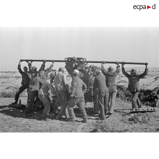 Sortie de batterie d'une pièce de 10 cm Kanone 18.