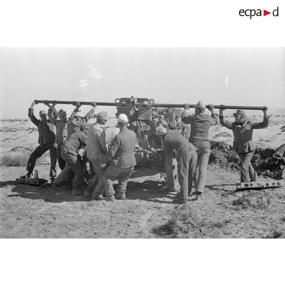 Sortie de batterie d'une pièce de 10 cm Kanone 18.