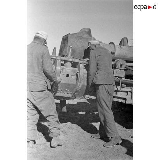 La pièce de 10 cm Kanone 18 est fixée à l'avant-train puis l'ensemble à un SdKfz-7.