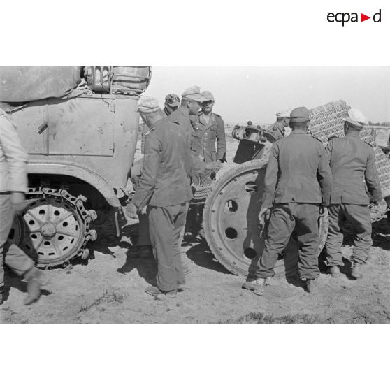 La pièce de 10 cm Kanone 18 est fixée à l'avant-train puis l'ensemble à un SdKfz-7.