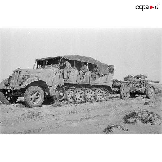 Le semi-chenillé SdKfz-7 tracte le canon de 10 cm Kanone 18.