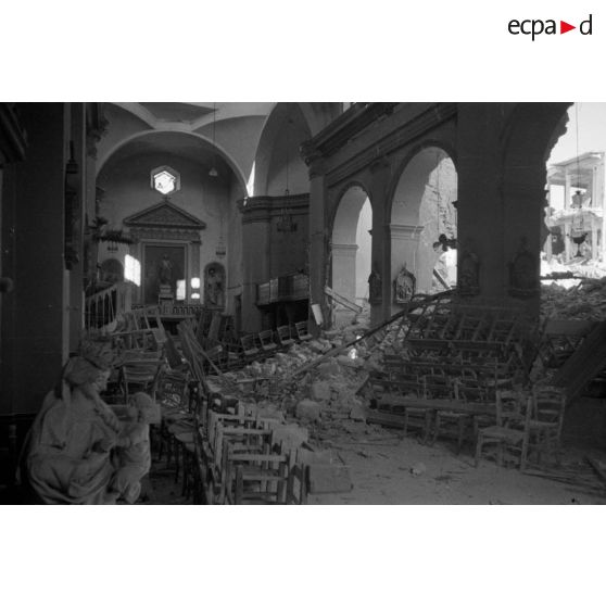 A Sfax, l'église (aussi baptisée cathédrale) largement endommagée par les bombardements britanniques du 28 janvier 1943.