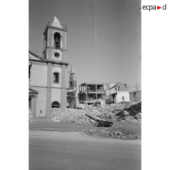 L'église de Sfax et une maison en partie éboulée.