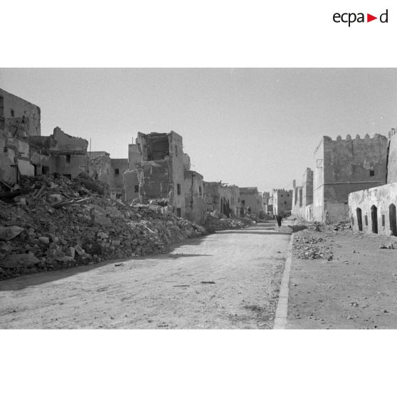 Les rues de Sfax couvertes de débris et bordées de maisons en ruine.