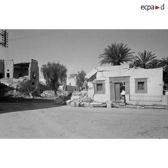 Les rues de Sfax couvertes de débris et bordées de maisons en ruine.