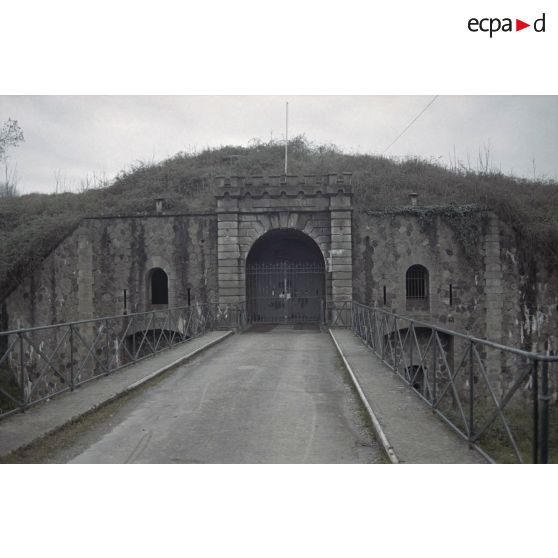 Fort de Feyzin (Lyon), église de Torfou (91), château du Mesnil Voisin (91). [légende d'origine]