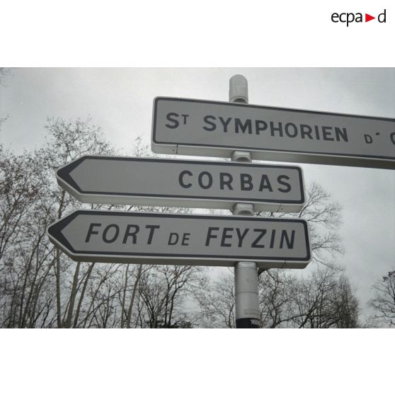 Fort de Feyzin (Lyon), église de Torfou (91), château du Mesnil Voisin (91). [légende d'origine]