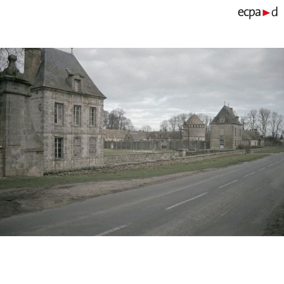 Fort de Feyzin (Lyon), église de Torfou (91), château du Mesnil Voisin (91). [légende d'origine]