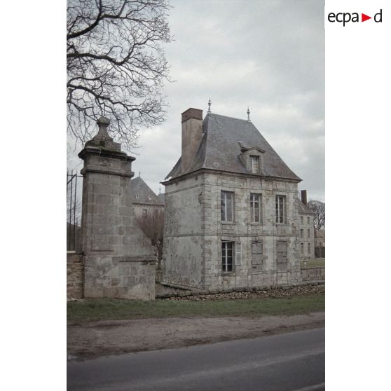 Fort de Feyzin (Lyon), église de Torfou (91), château du Mesnil Voisin (91). [légende d'origine]