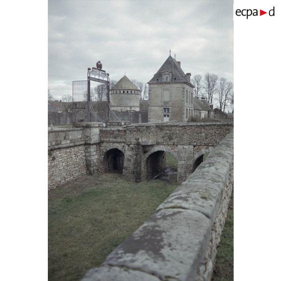 Fort de Feyzin (Lyon), église de Torfou (91), château du Mesnil Voisin (91). [légende d'origine]