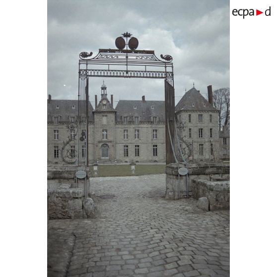 Fort de Feyzin (Lyon), église de Torfou (91), château du Mesnil Voisin (91). [légende d'origine]