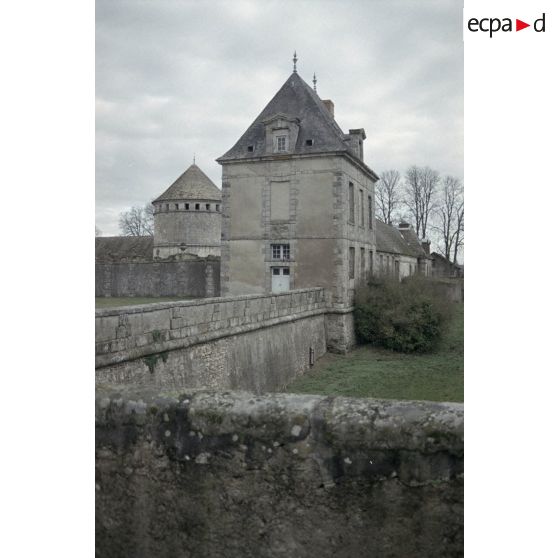 Fort de Feyzin (Lyon), église de Torfou (91), château du Mesnil Voisin (91). [légende d'origine]