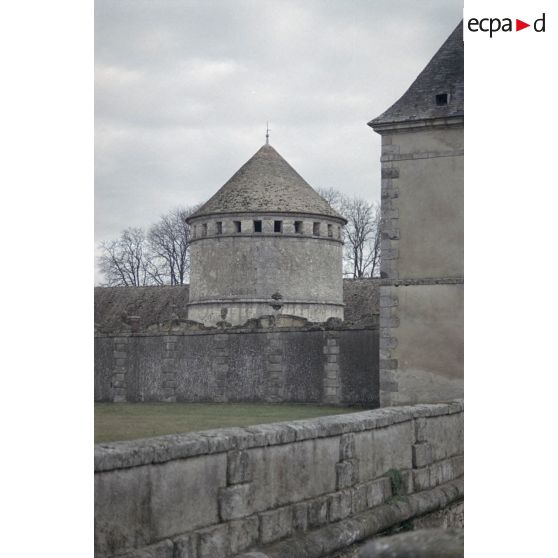 Fort de Feyzin (Lyon), église de Torfou (91), château du Mesnil Voisin (91). [légende d'origine]